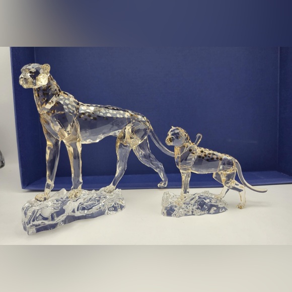 Swarovski crystal Cheetah Figurine Set - Gold Accents new in box - Picture 2 of 2